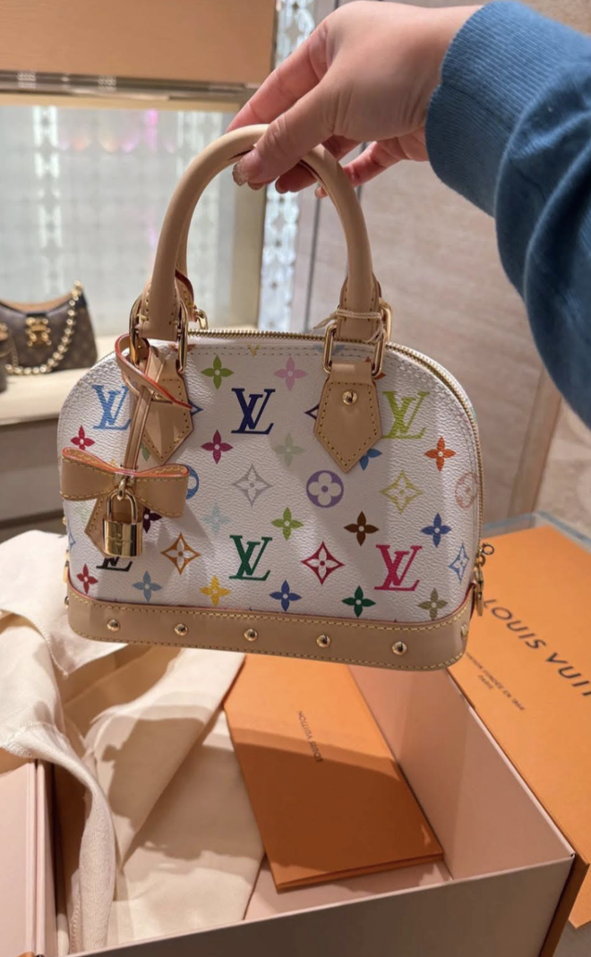 Cùng một túi Louis Vuitton, Phương Nhi mang đi sự kiện với nhà chồng, Lisa đi chơi cùng bạn tỷ phú- Ảnh 3.
