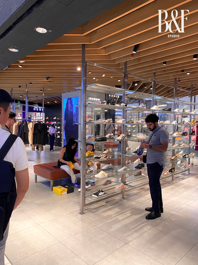 Test nhân viên bán hàng tại Saigon Centre sau drama thái độ: Onitsuka Tiger và loạt store bị réo tên giờ ra sao?- Ảnh 3.