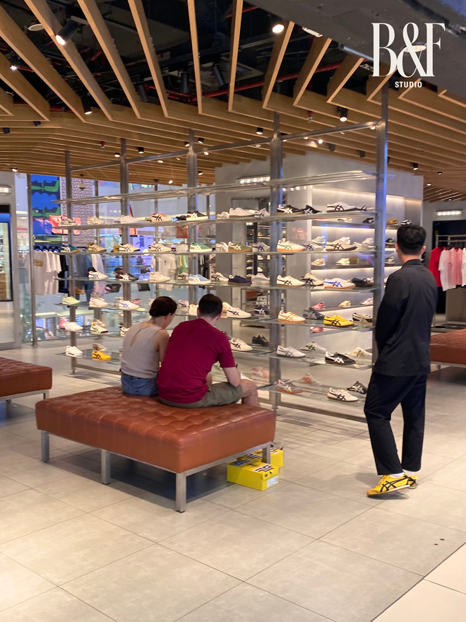 Test nhân viên bán hàng tại Saigon Centre sau drama thái độ: Onitsuka Tiger và loạt store bị réo tên giờ ra sao?- Ảnh 4.