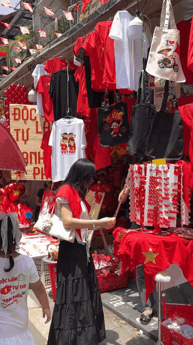 Hàng Mã đẹp rung chuyển mọi giác quan, tiểu thương bán hàng full công suất không kịp thở, 1m2 có 100 nụ cười rực rỡ- Ảnh 3.