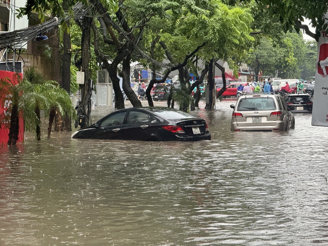 Hà Nội đang ngập khủng khiếp, cây gãy đổ chắn ngang đường- Ảnh 32.