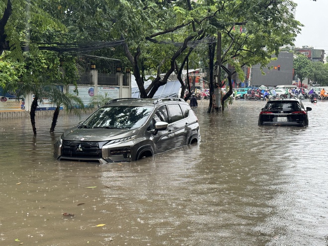Hà Nội đang ngập khủng khiếp, cây gãy đổ chắn ngang đường- Ảnh 33.