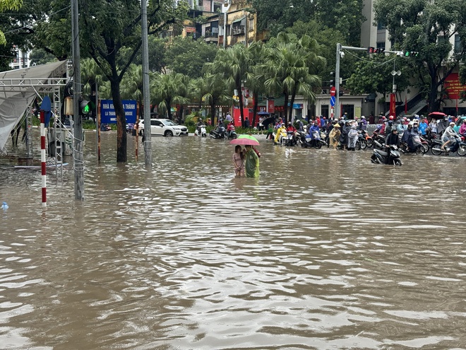 Hà Nội đang ngập khủng khiếp, cây gãy đổ chắn ngang đường- Ảnh 31.