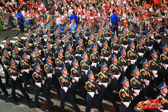 C&aacute;c khối diễu binh đi qua từng tuyến đường trong tiếng h&ograve; reo của người d&acirc;n: Tự h&agrave;o qu&aacute; Tổ quốc ơi!- Ảnh 34.