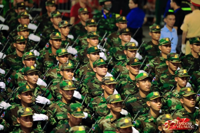 C&aacute;c khối diễu binh đi qua từng tuyến đường trong tiếng h&ograve; reo của người d&acirc;n: Tự h&agrave;o qu&aacute; Tổ quốc ơi!- Ảnh 33.