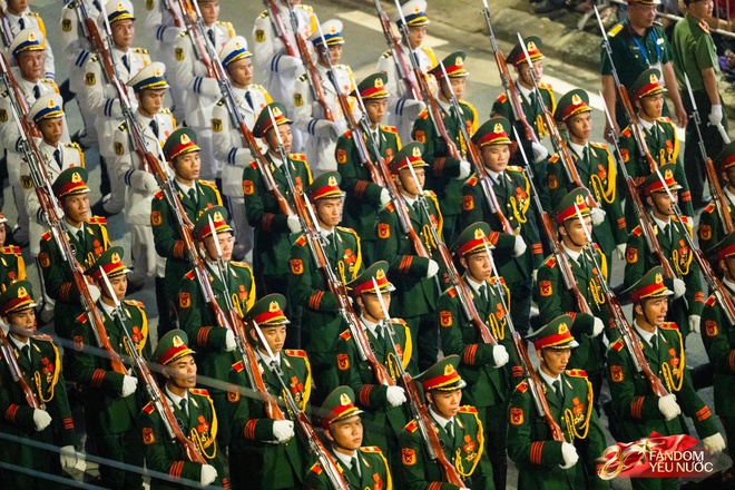 C&aacute;c khối diễu binh đi qua từng tuyến đường trong tiếng h&ograve; reo của người d&acirc;n: Tự h&agrave;o qu&aacute; Tổ quốc ơi!- Ảnh 50.