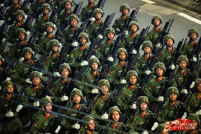 C&aacute;c khối diễu binh đi qua từng tuyến đường trong tiếng h&ograve; reo của người d&acirc;n: Tự h&agrave;o qu&aacute; Tổ quốc ơi!- Ảnh 51.