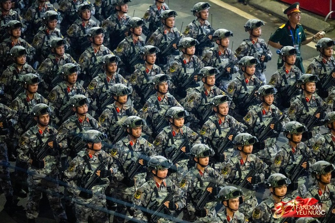 C&aacute;c khối diễu binh đi qua từng tuyến đường trong tiếng h&ograve; reo của người d&acirc;n: Tự h&agrave;o qu&aacute; Tổ quốc ơi!- Ảnh 48.