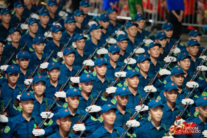 C&aacute;c khối diễu binh đi qua từng tuyến đường trong tiếng h&ograve; reo của người d&acirc;n: Tự h&agrave;o qu&aacute; Tổ quốc ơi!- Ảnh 31.