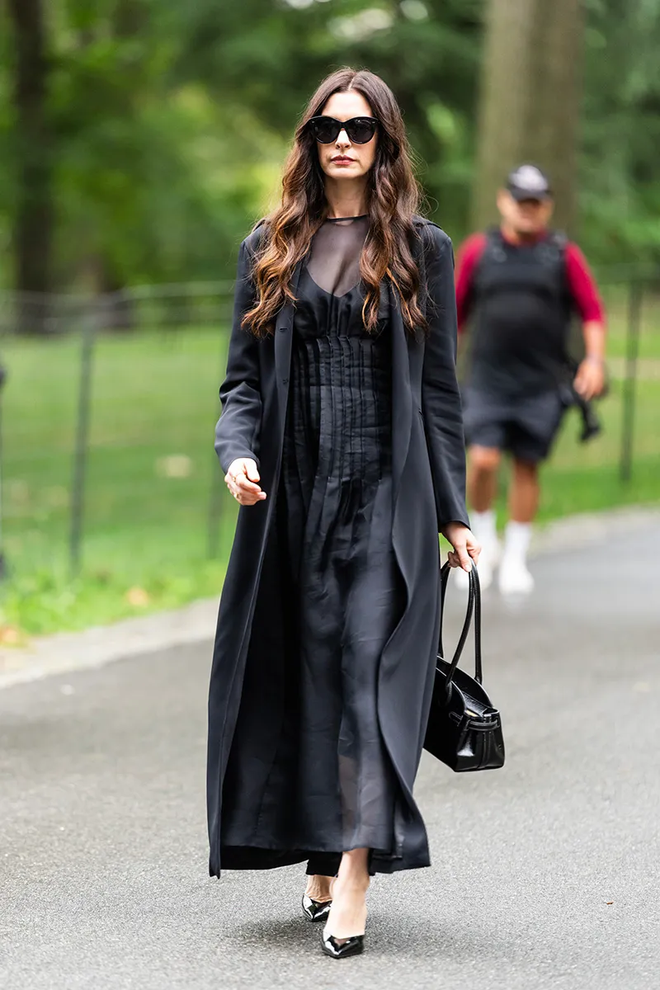 Anne Hathaway ngã như trời giáng, bay hết cả "thời trang"- Ảnh 15.