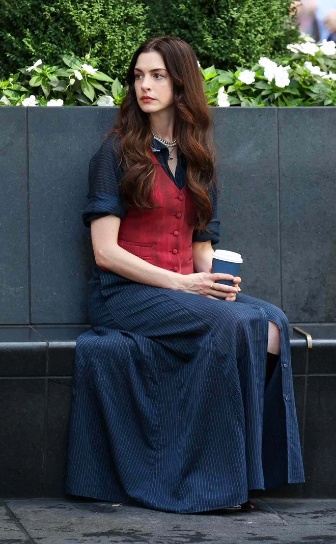 Anne Hathaway ngã như trời giáng, bay hết cả "thời trang"- Ảnh 13.