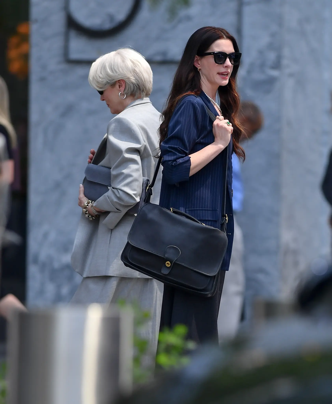 Anne Hathaway ngã như trời giáng, bay hết cả "thời trang"- Ảnh 11.