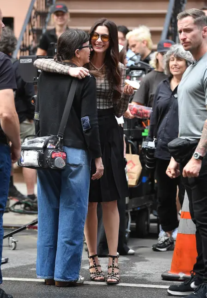 Anne Hathaway ngã như trời giáng, bay hết cả "thời trang"- Ảnh 8.