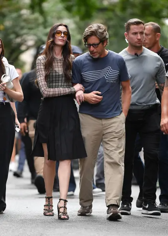 Anne Hathaway ngã như trời giáng, bay hết cả "thời trang"- Ảnh 9.