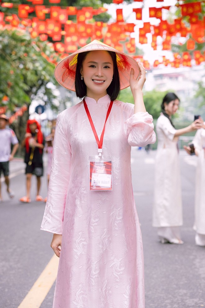 Nghệ sĩ Việt rộ trào lưu thời trang yêu nước- Ảnh 10.