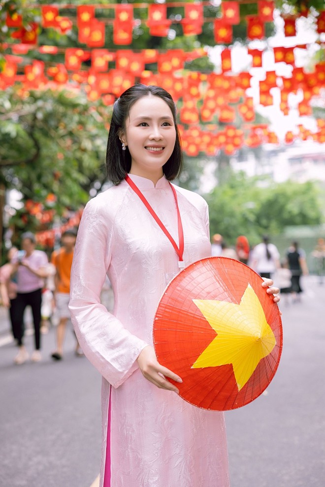 Nghệ sĩ Việt rộ trào lưu thời trang yêu nước- Ảnh 11.