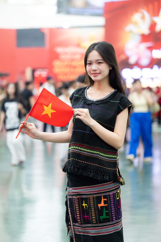 Học sinh, sinh viên đi 20km đến xem tận mắt triển lãm lịch sử hot nhất Đại lễ 2/9: Bầu trời hoà bình thật đẹp- Ảnh 10.