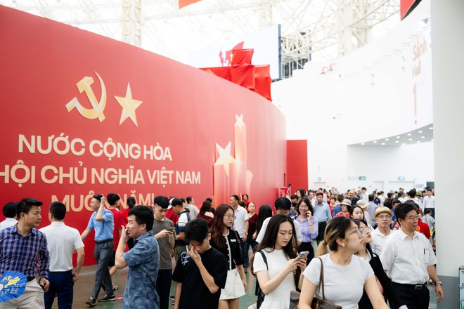 Học sinh, sinh viên đi 20km đến xem tận mắt triển lãm lịch sử hot nhất Đại lễ 2/9: Bầu trời hoà bình thật đẹp- Ảnh 8.