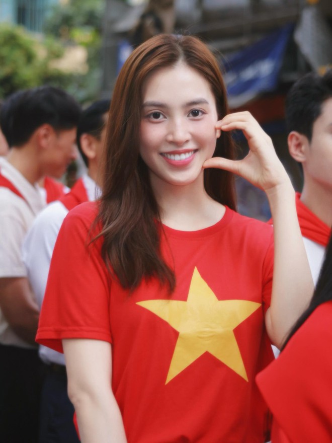 Tiểu Vy tham gia tổng duyệt, tranh thủ đọ sắc cùng đồng chí công an "girl phố"- Ảnh 9.