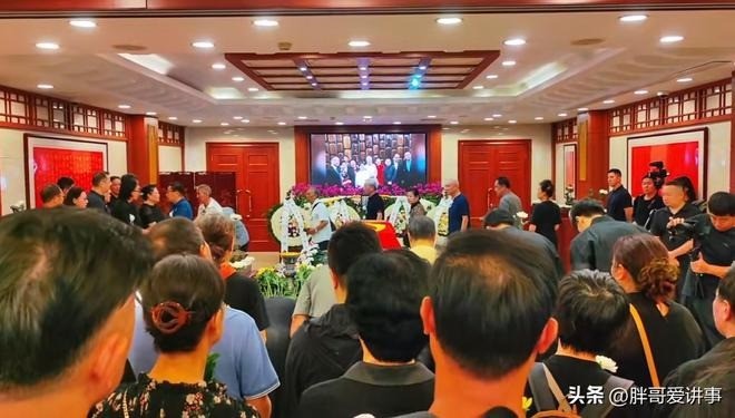 Lục Tiểu Linh Đồng đến viếng “Phật Tổ Như Lai” Chu Long Quảng- Ảnh 1.