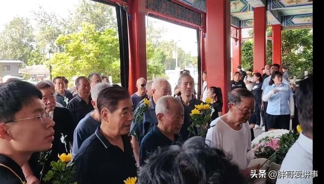 Lục Tiểu Linh Đồng đến viếng “Phật Tổ Như Lai” Chu Long Quảng- Ảnh 2.