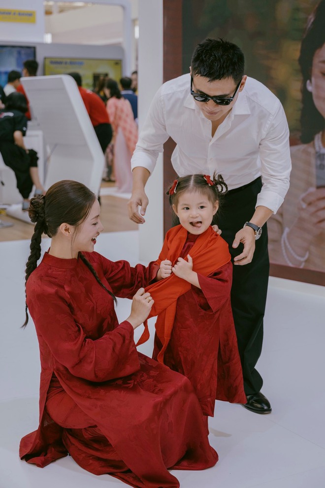Dàn sao nhuộm đỏ MXH, không khí vui hơn Tết: Outfit xịn nhất chính là "merch quốc dân"- Ảnh 40.