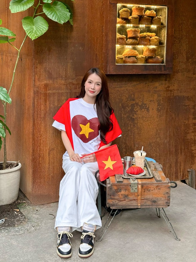 Dàn sao nhuộm đỏ MXH, không khí vui hơn Tết: Outfit xịn nhất chính là "merch quốc dân"- Ảnh 6.