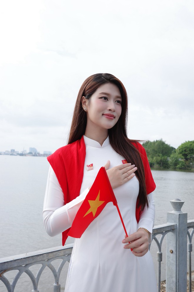 Dàn sao nhuộm đỏ MXH, không khí vui hơn Tết: Outfit xịn nhất chính là "merch quốc dân"- Ảnh 21.