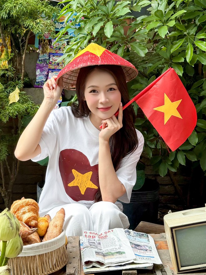 Dàn sao nhuộm đỏ MXH, không khí vui hơn Tết: Outfit xịn nhất chính là "merch quốc dân"- Ảnh 5.