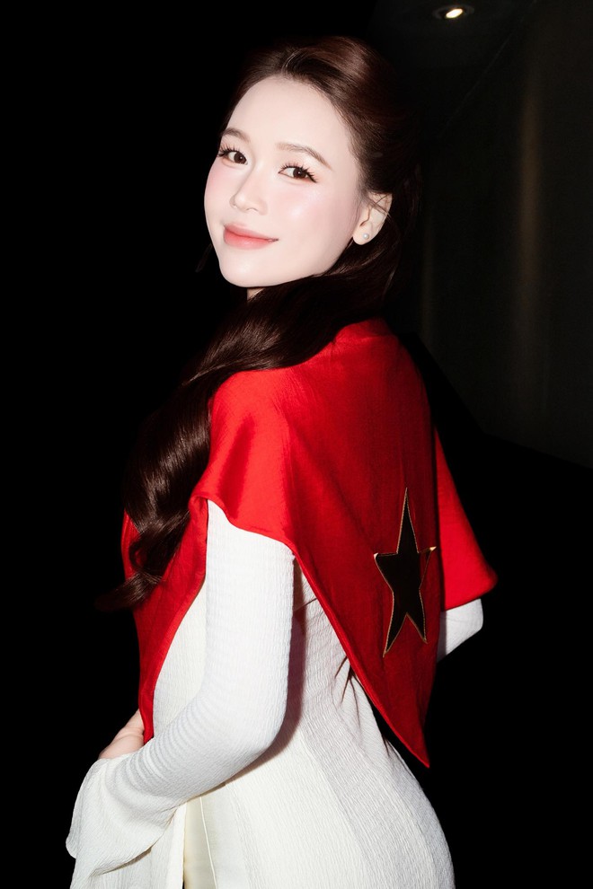 Dàn sao nhuộm đỏ MXH, không khí vui hơn Tết: Outfit xịn nhất chính là "merch quốc dân"- Ảnh 3.