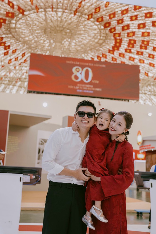 Dàn sao nhuộm đỏ MXH, không khí vui hơn Tết: Outfit xịn nhất chính là "merch quốc dân"- Ảnh 39.