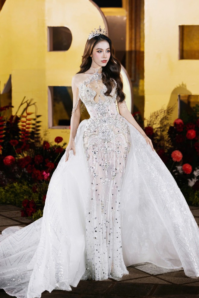 Tiểu Vy sáng tổng duyệt A80 ở Hà Nội, tối diễn show tại TPHCM- Ảnh 10.