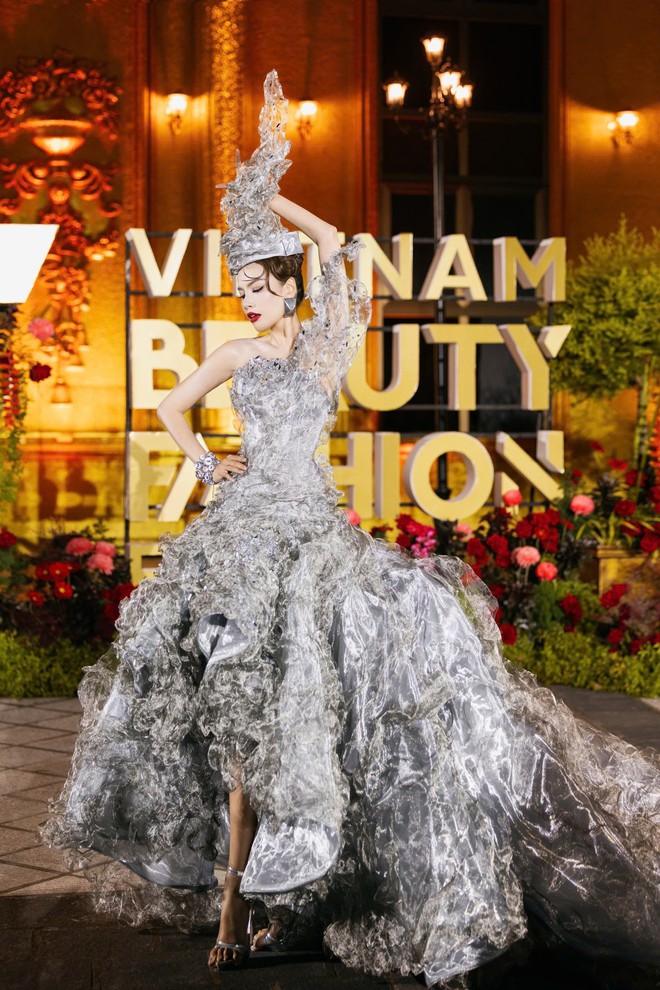 Tiểu Vy sáng tổng duyệt A80 ở Hà Nội, tối diễn show tại TPHCM- Ảnh 6.