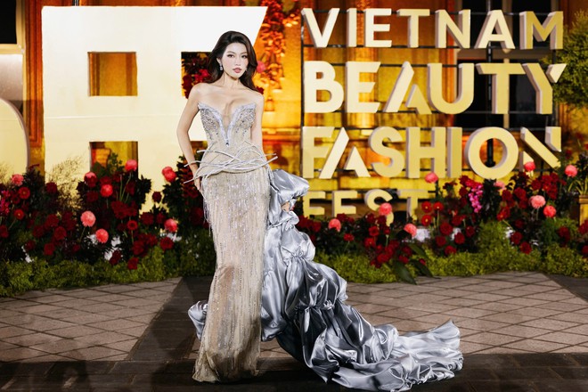 Tiểu Vy sáng tổng duyệt A80 ở Hà Nội, tối diễn show tại TPHCM- Ảnh 14.