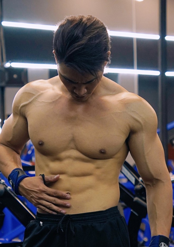 Dàn trai đẹp cơ bắp giúp 