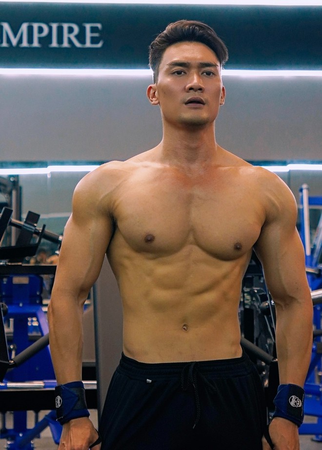 Dàn trai đẹp cơ bắp giúp 