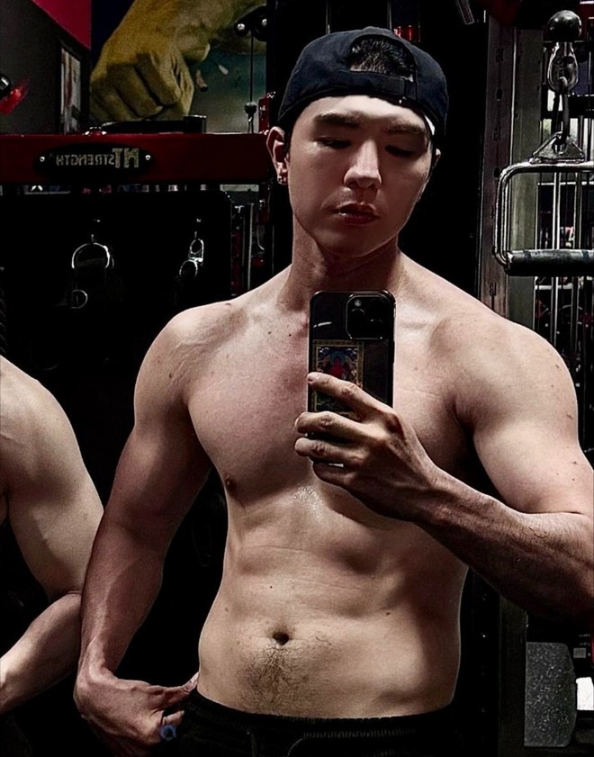 Dàn trai đẹp cơ bắp giúp 