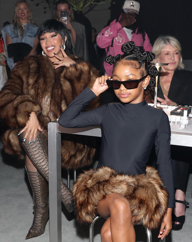Con gái Cardi B thành hiện tượng tại fashion week: 7 tuổi nhưng "slay" át cả mẹ!- Ảnh 3.