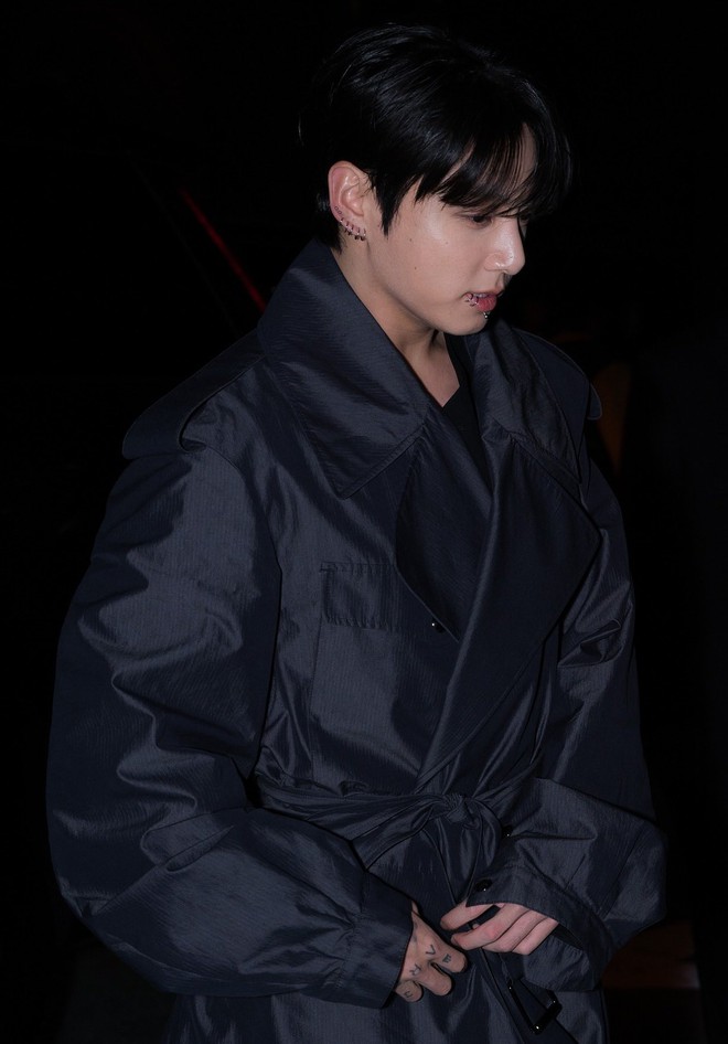 Jungkook để lộ sụn mũi khi dự show thời trang?- Ảnh 7.