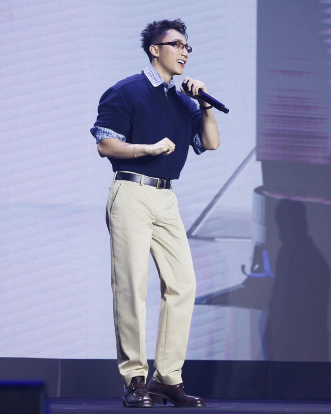 Sơn Tùng M-TP bắt trend outfit "tổng tài" đi xin lỗi, nhưng không đuổi kịp Jack- Ảnh 1.