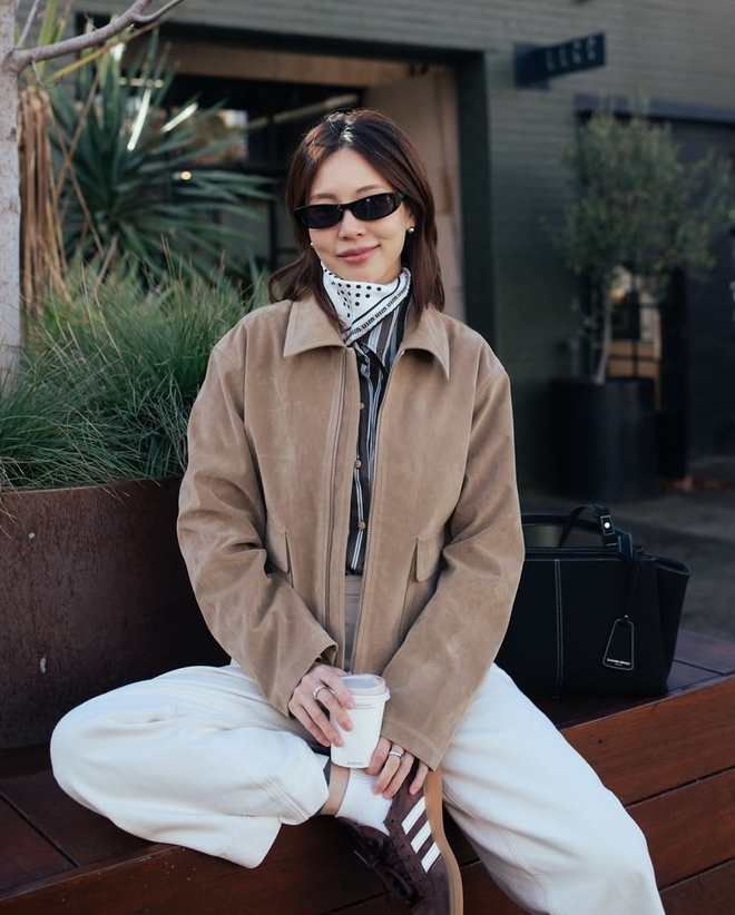 Áo khoác biểu tượng của "quiet luxury" đang cực hot thu này: Mặc lên đảm bảo sang người!- Ảnh 2.