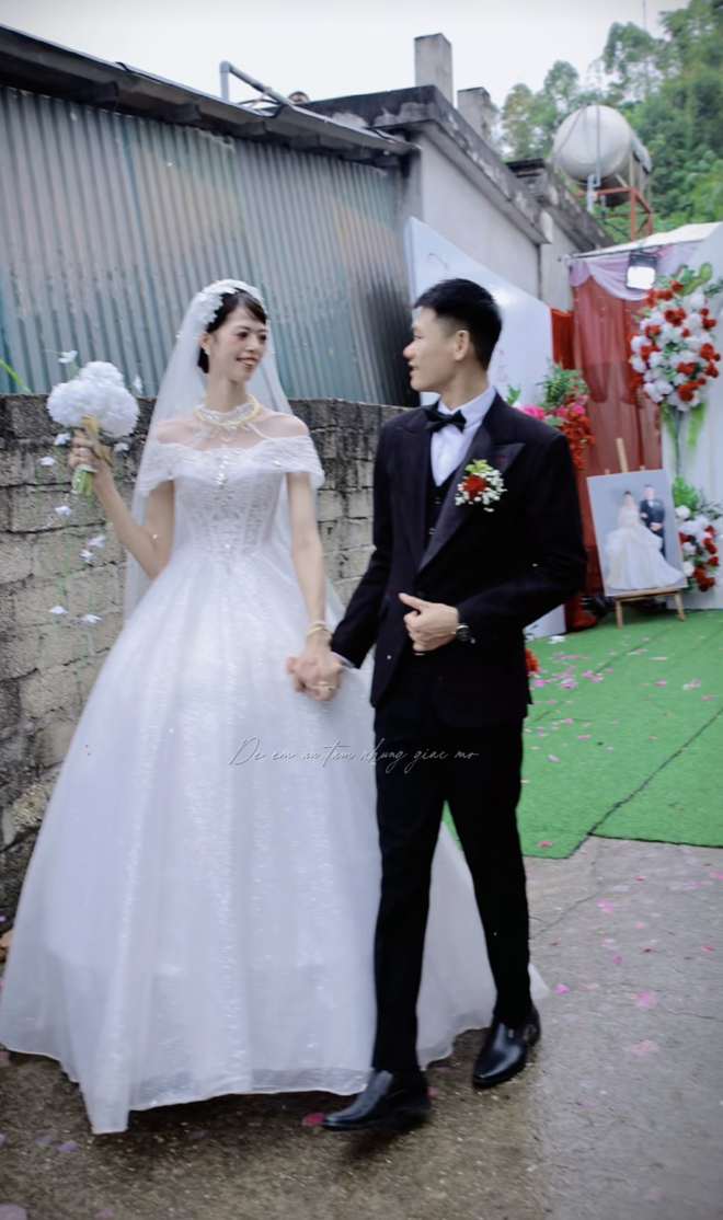 Danh tính cô dâu cao 1m85 lấy chồng cao 1m80 ở Tuyên Quang: Dòng họ có người cao hơn, khách mời hoá "tí hon"- Ảnh 1.