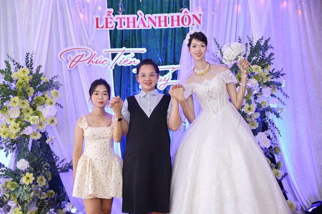Danh tính cô dâu cao 1m85 lấy chồng cao 1m80 ở Tuyên Quang: Dòng họ có người cao hơn, khách mời hoá "tí hon"- Ảnh 2.
