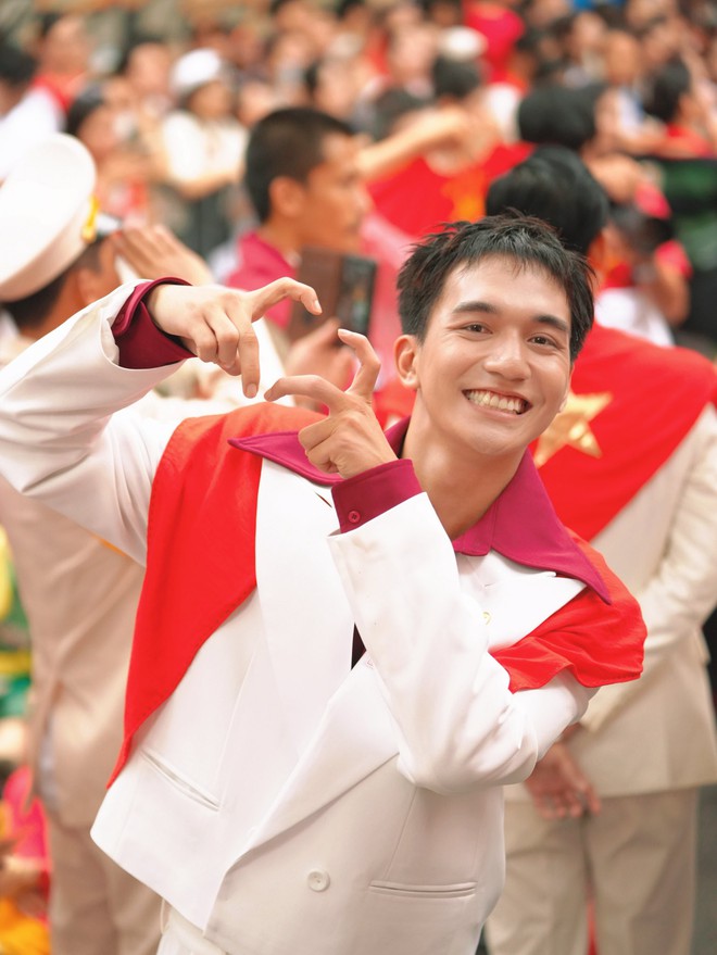 Sự thật thú vị về nam chính "mặt búng ra 3 chữ Vũ Kiên Cường" trong Mưa Đỏ- Ảnh 2.
