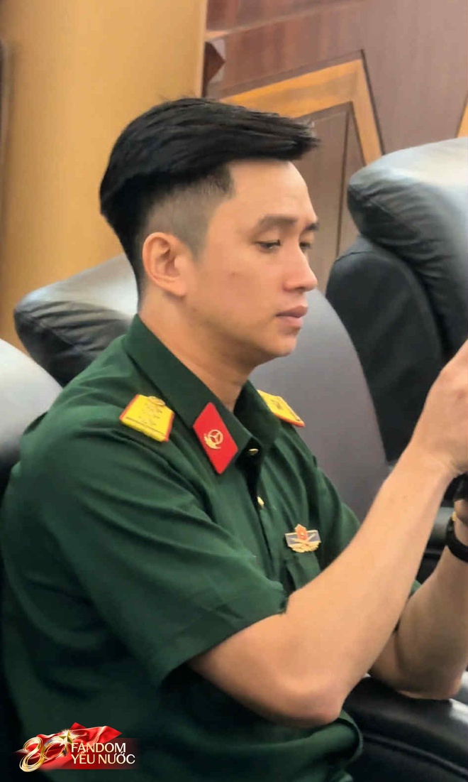 Thượng uý Lê Hoàng Hiệp đã về TP.HCM, hàng trăm người thấy được bóng lưng là mãn nguyện- Ảnh 13.