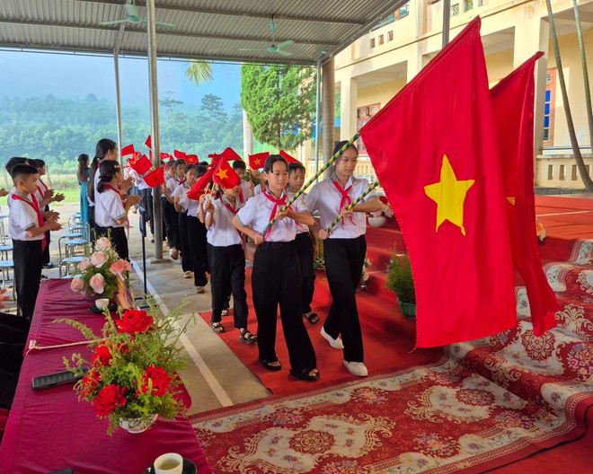 Lễ khai giảng xúc động với những học sinh đặc biệt ở làng Nủ- Ảnh 5.