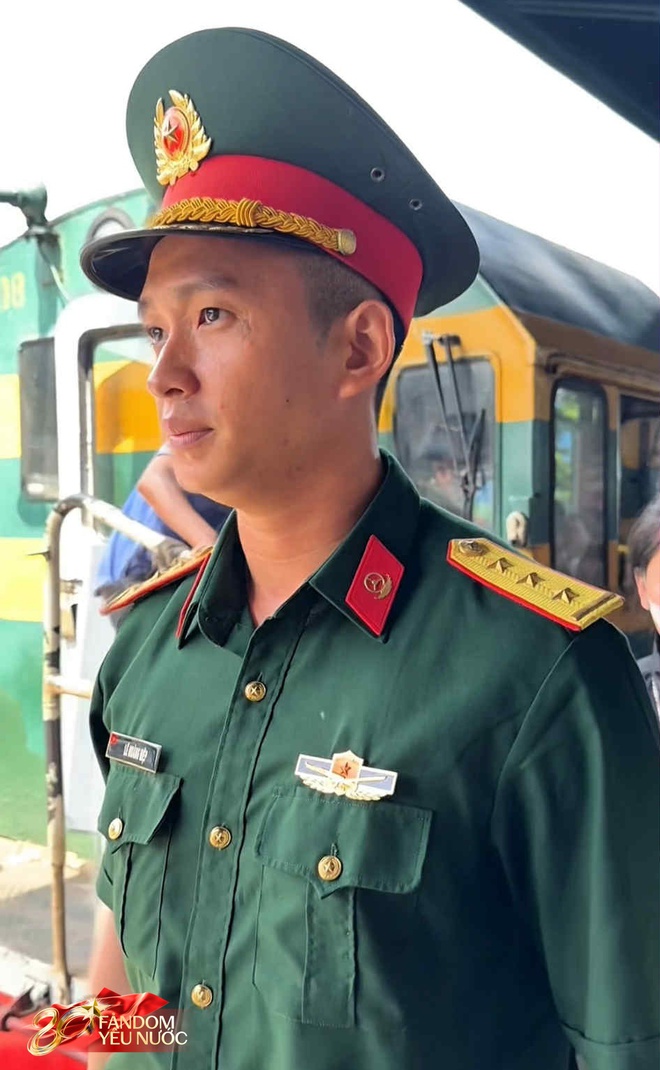 Thượng uý Lê Hoàng Hiệp đã về TP.HCM, hàng trăm người thấy được bóng lưng là mãn nguyện- Ảnh 12.