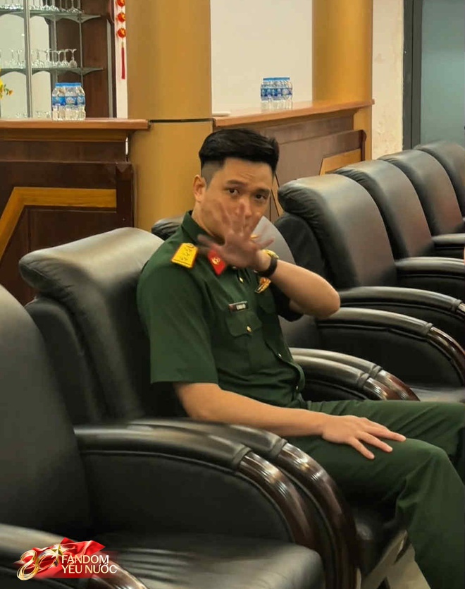 Thượng uý Lê Hoàng Hiệp đã về TP.HCM, hàng trăm người thấy được bóng lưng là mãn nguyện- Ảnh 11.