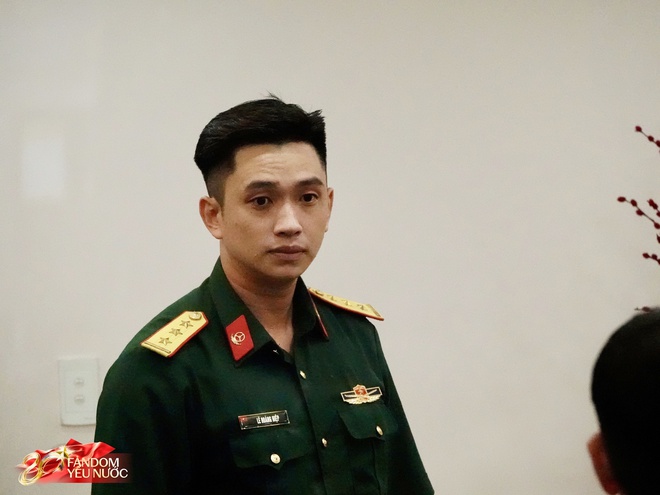 Thượng uý Lê Hoàng Hiệp đã về TP.HCM, hàng trăm người thấy được bóng lưng là mãn nguyện- Ảnh 7.