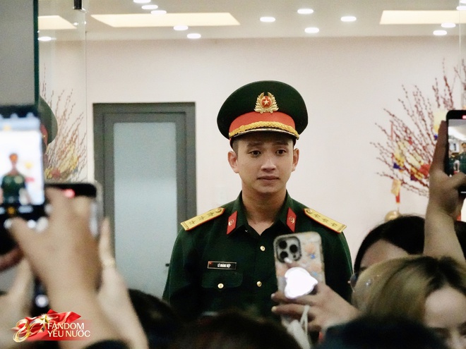 Thượng uý Lê Hoàng Hiệp đã về TP.HCM, hàng trăm người thấy được bóng lưng là mãn nguyện- Ảnh 6.